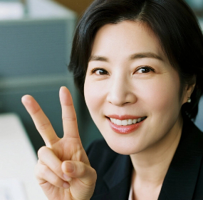 jimeng 2025 07 24 8641 比一个好手势，年级40岁左右女性 办公室 大头照